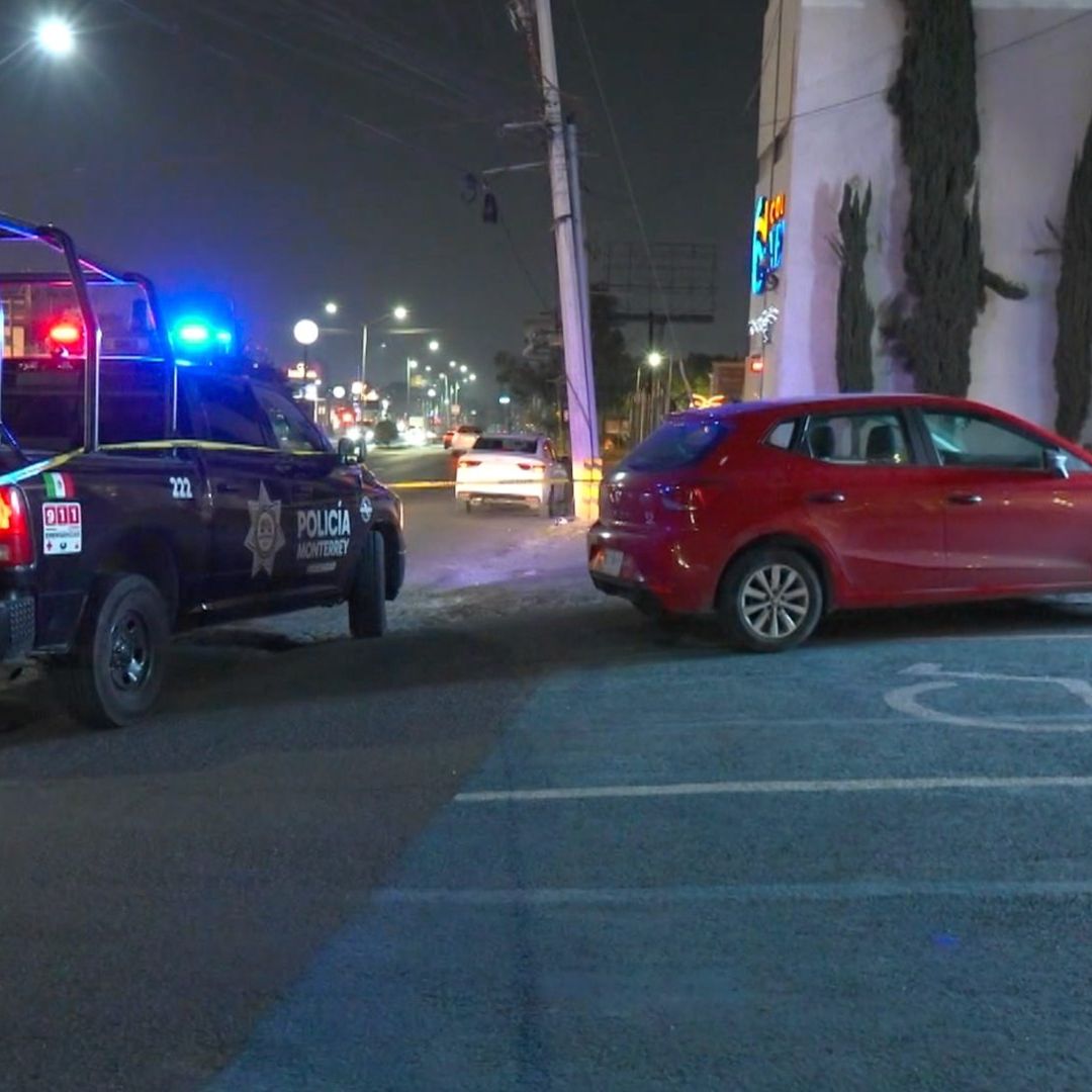 Policía de Monterrey afuera de banco