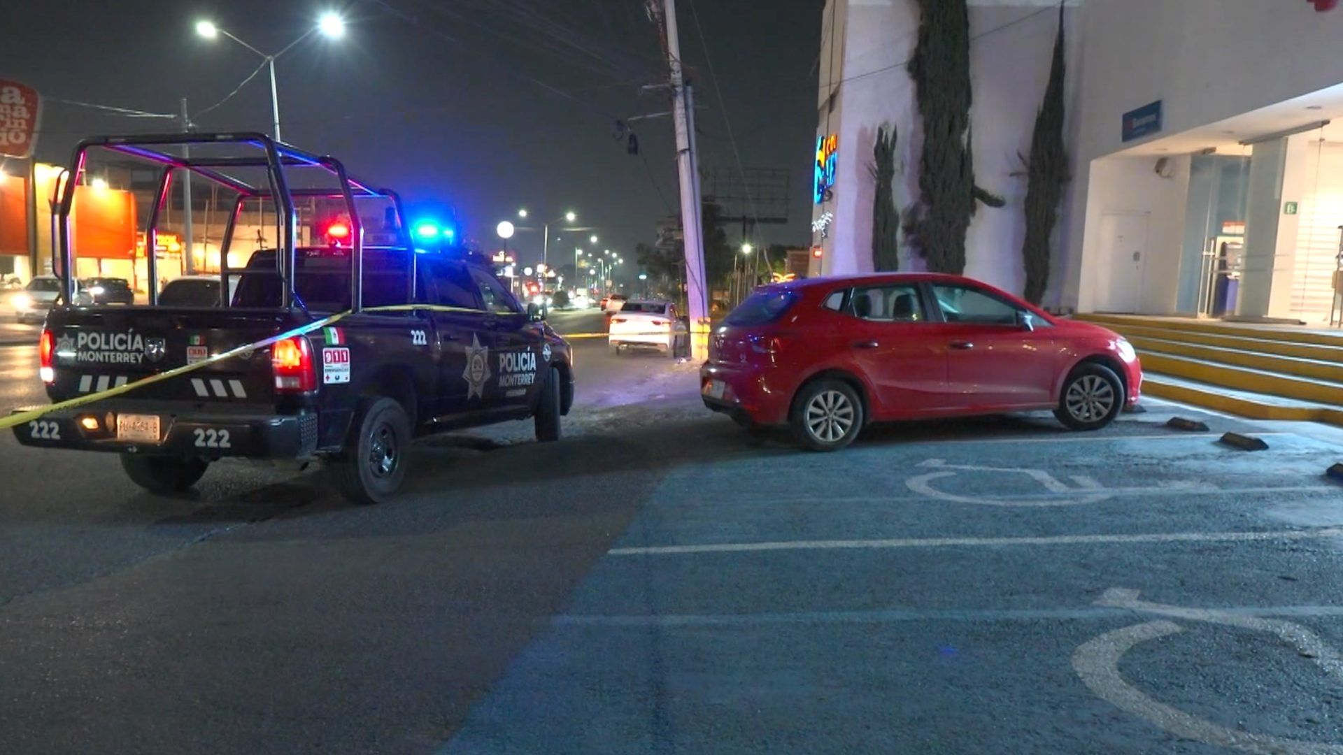Policía de Monterrey afuera de banco