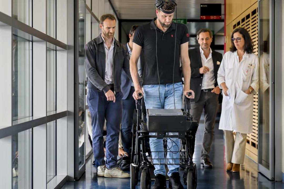 Hombre parapléjico vuelve a caminar gracias a una interfaz cerebro computadora
