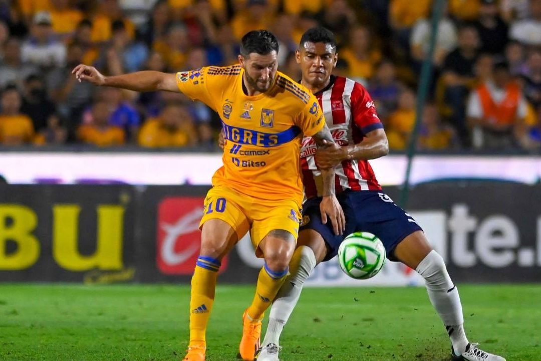 El primer tiempo del partido fue muy disputado en la media cancha con mayor posesión para la escuadra local