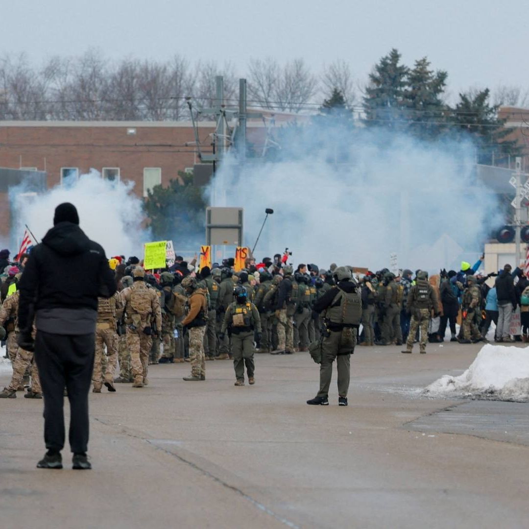 Manifestantes se mantienen en medio de gases lacrimógenos mientras participan en una protesta contra el tiroteo fatal de Renee Nicole Good. Foto: Reuters
