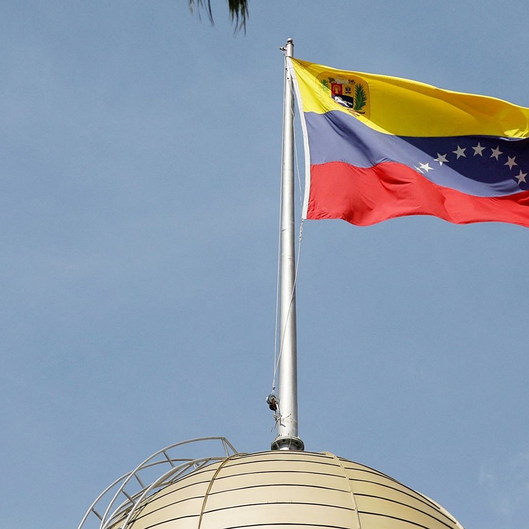La bandera venezolana ondea en la Asamblea Nacional el 5 de enero de 2026. Foto: Reuters | Archivo