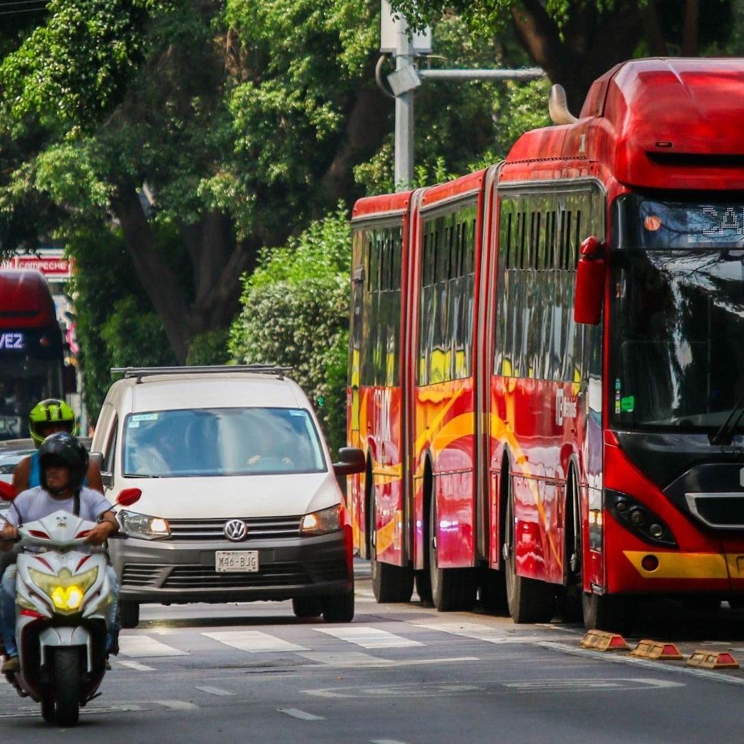 Autos en el tráfico de Avenida Insurgentes, CDMX