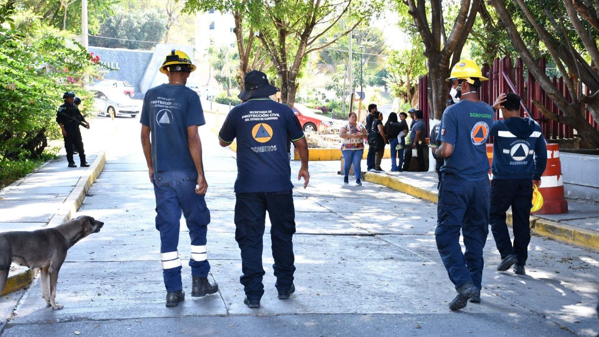 Personal de Protección Civil en revisiones luego de sismo