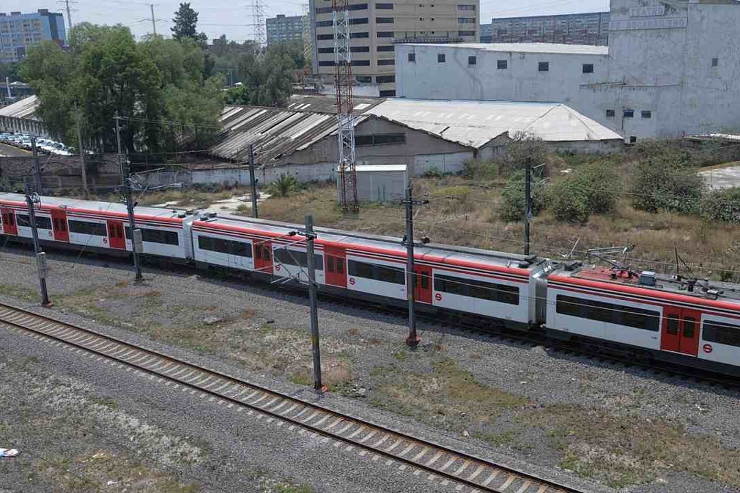 AMLO dice que no se comete injusticias con nadie, tras expropiaciones para tren suburbano