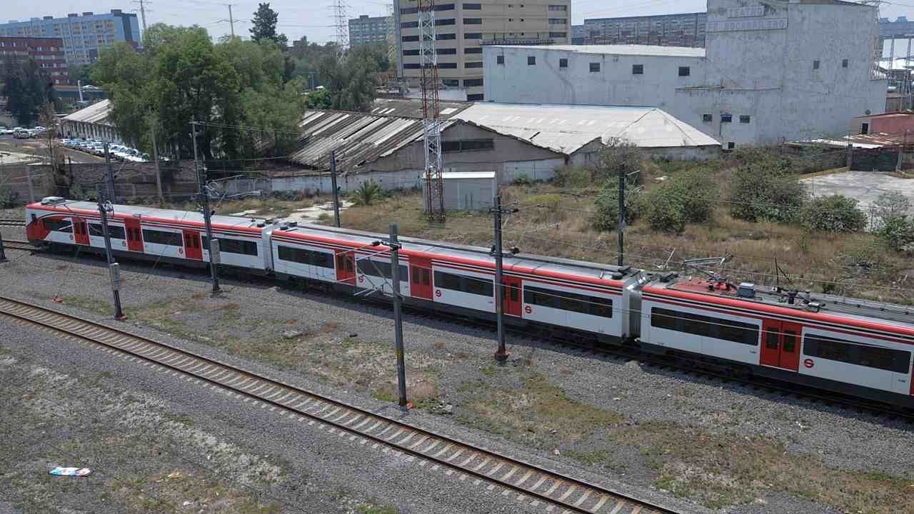 AMLO dice que no se comete injusticias con nadie, tras expropiaciones para tren suburbano