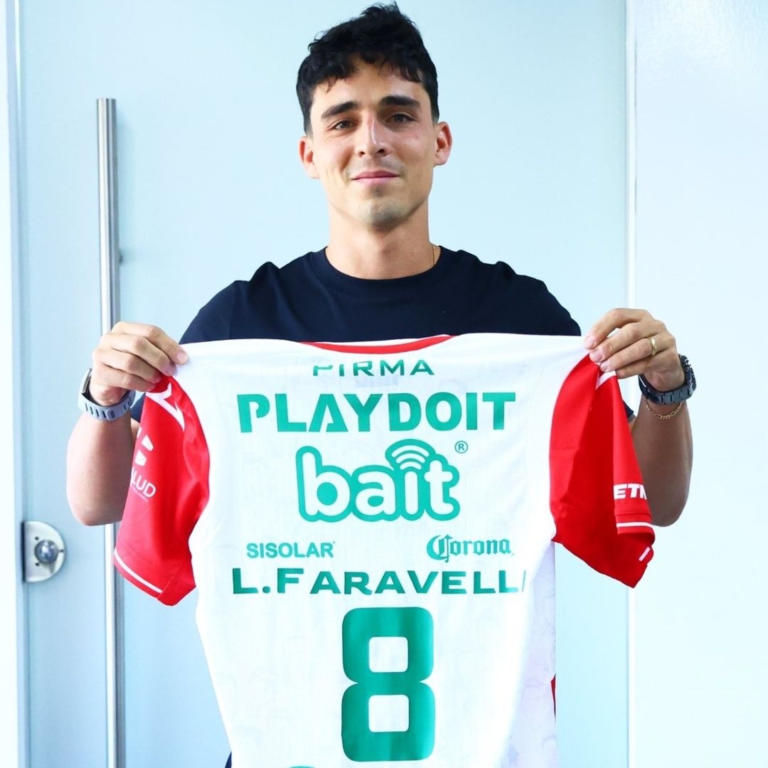 “Lolo” Faravelli estampó su firma que lo liga al Necaxa y posó con su nueva playera.