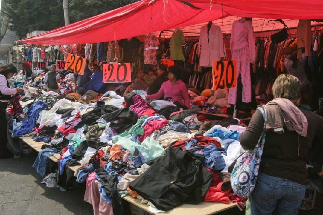 En este tianguis de paca los compradores pueden encontrar ropa de marcas de lujo a bajos precios
