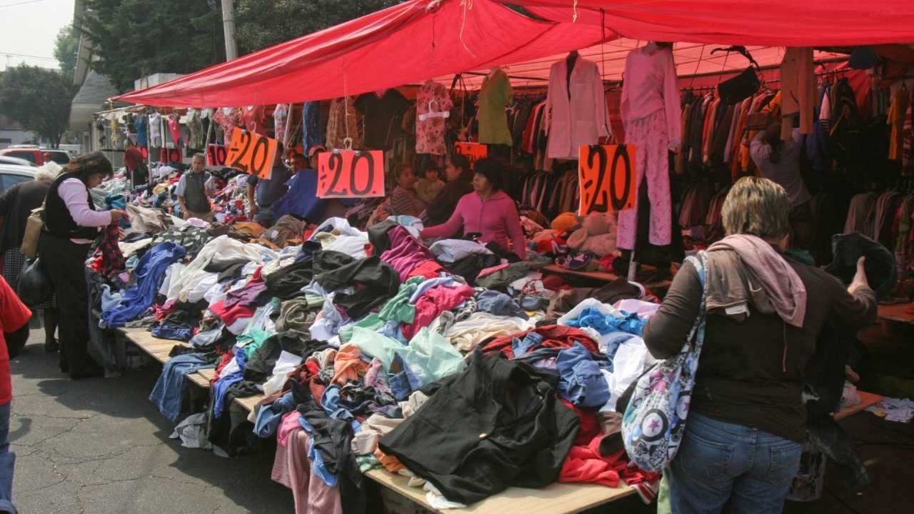 En este tianguis de paca los compradores pueden encontrar ropa de marcas de lujo a bajos precios