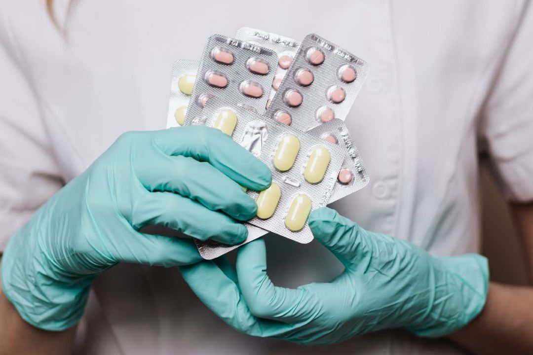 La FDA aprobó la primera píldora oral para tratar el covid, Paxovid, autorizada hasta para casos de emergencia