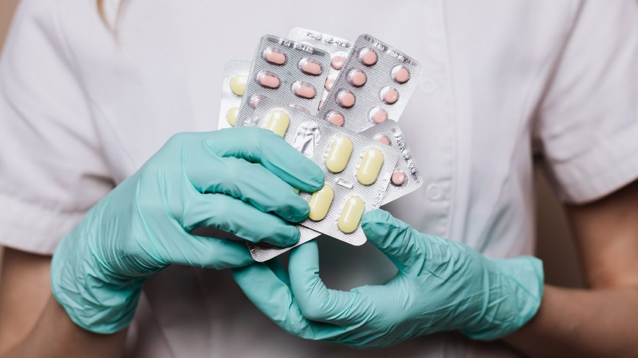 La FDA aprobó la primera píldora oral para tratar el covid, Paxovid, autorizada hasta para casos de emergencia