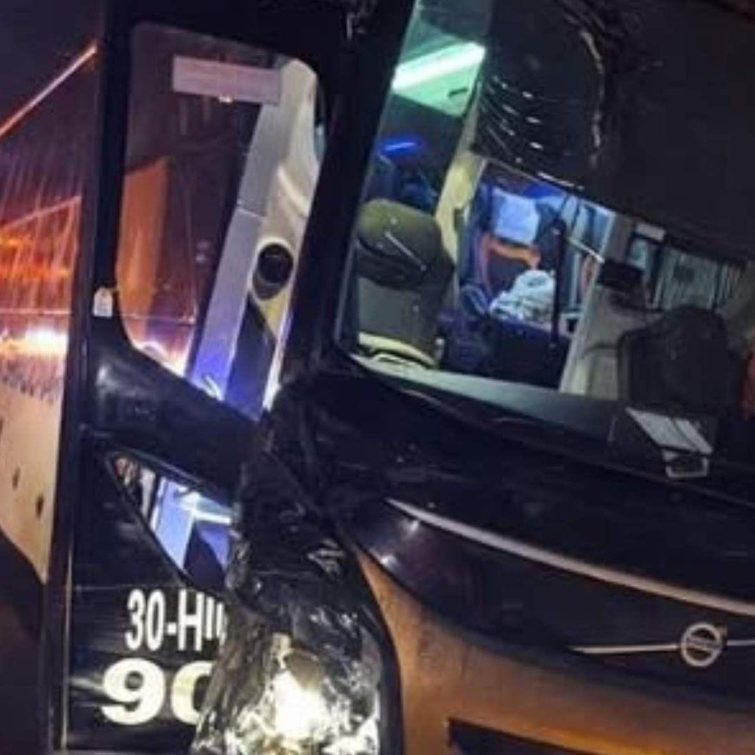 Choque de Trailer y Autobús de Pasajeros Deja Daños Materiales en Carretera Guaymas-Hermosillo