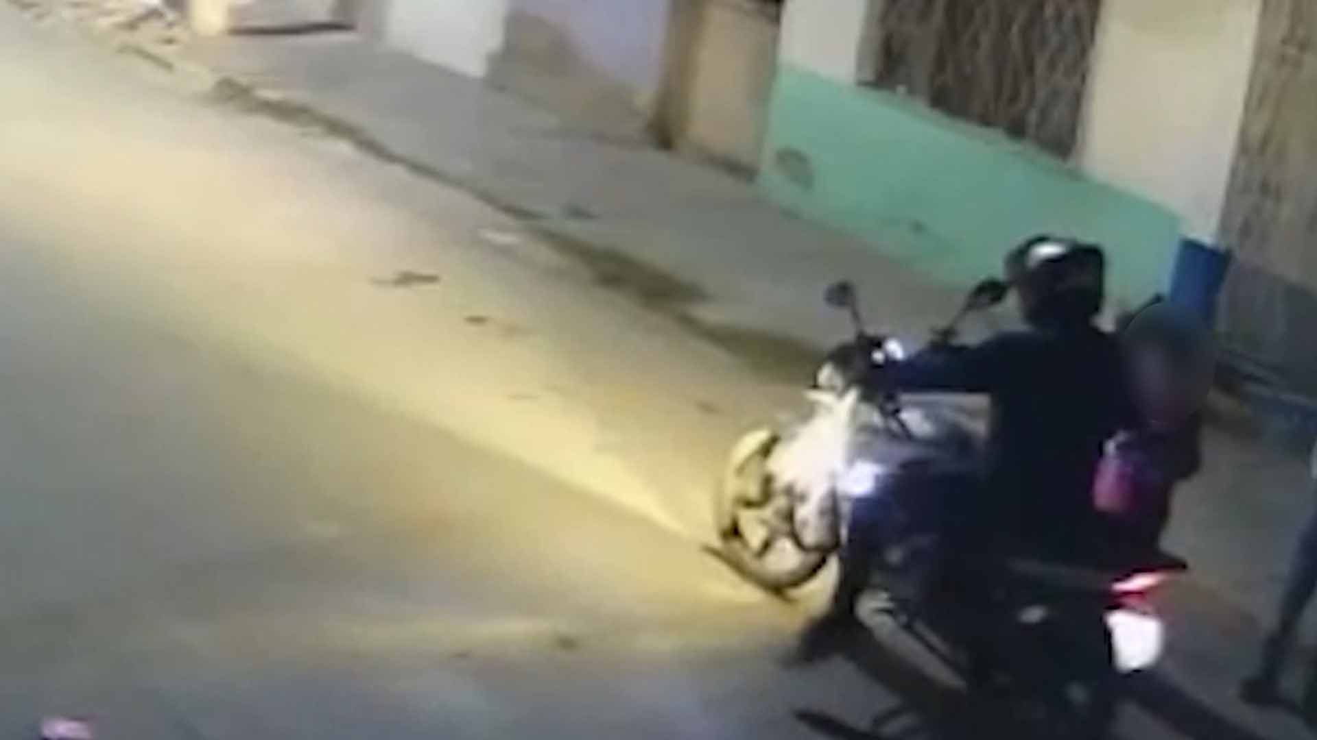 Video: Motociclista le Roba Celular a Niño Después de Preguntarle la Hora en Torreón