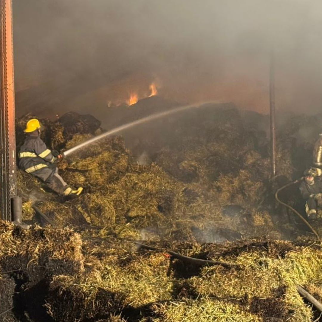 Suman Más de 4 Horas de Incendio en Bodega de Carretera Texcoco-Lechería, en Edomex
