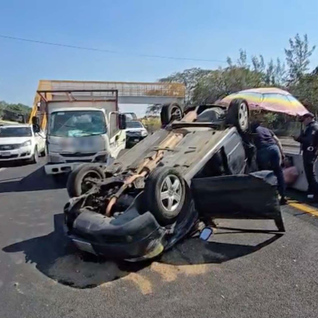 Choque y Volcadura Deja Cuatro Lesionados un Menor de Edad en Autopista Veracruz Xalapa Colonia Renacimiento
