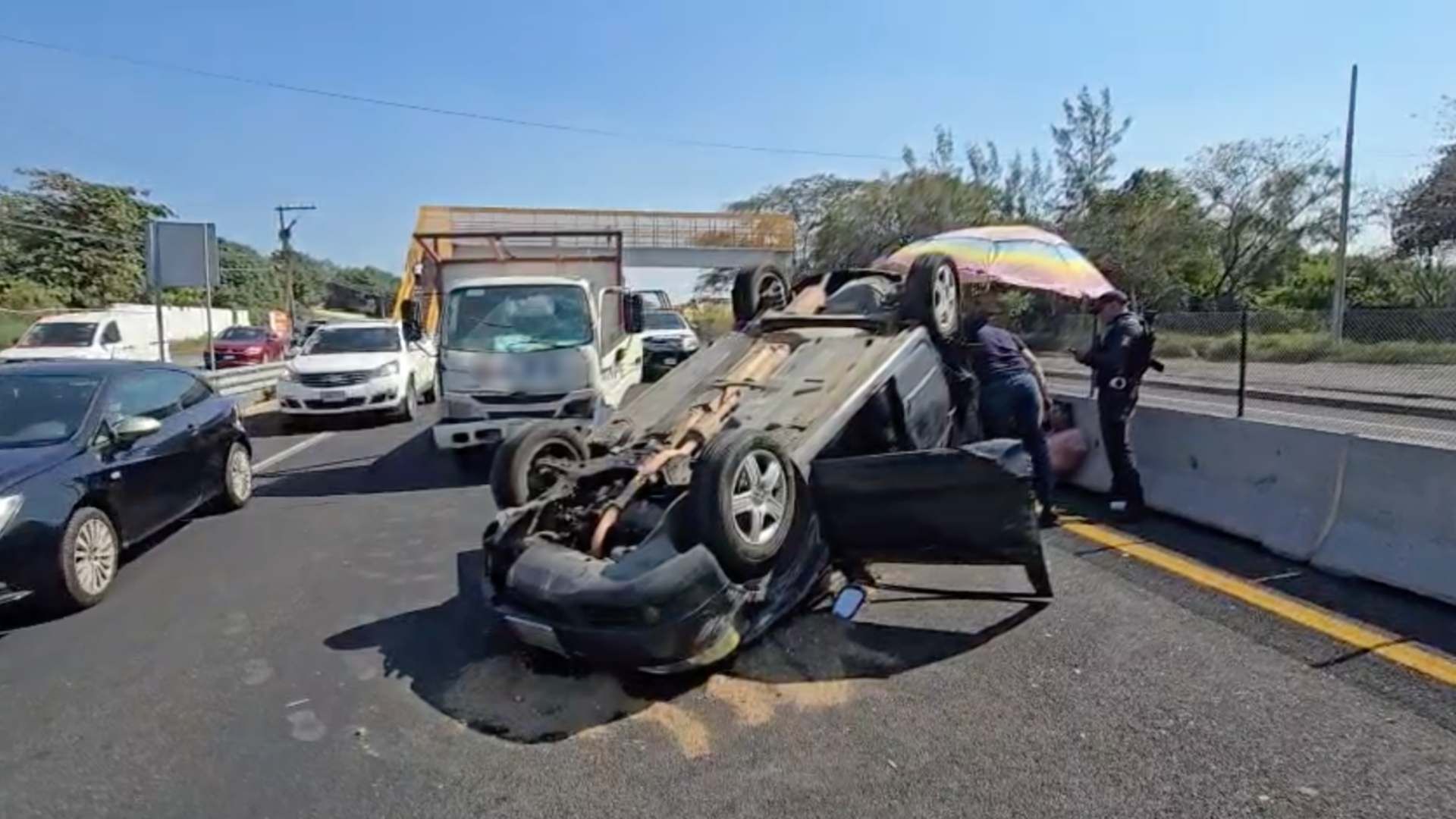 Choque y Volcadura Deja Cuatro Lesionados un Menor de Edad en Autopista Veracruz Xalapa Colonia Renacimiento