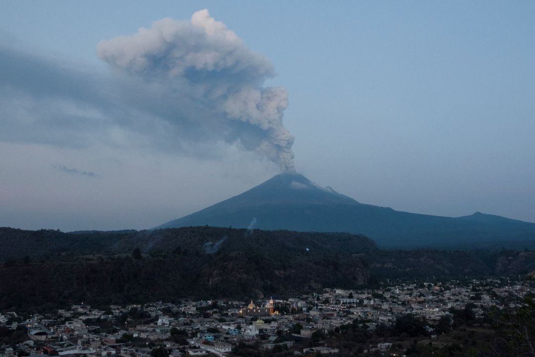 Protección Civil federal informó que la alta actividad del volcán Popocatépetl provocará que las emisiones de ceniza alcance a poblaciones más lejanas