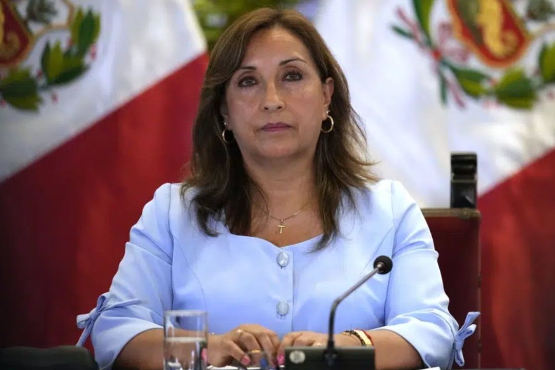 La peruana Dina Boluarte da una conferencia en el palacio de gobierno en Lima