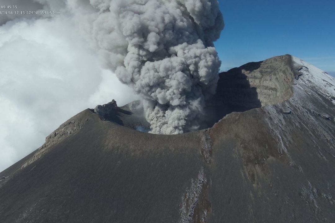 La Marinadio a conocer las impresionantes imágenes y videos que captó un dron con cámara térmica sobre el cráter del volcán Popocatépetl