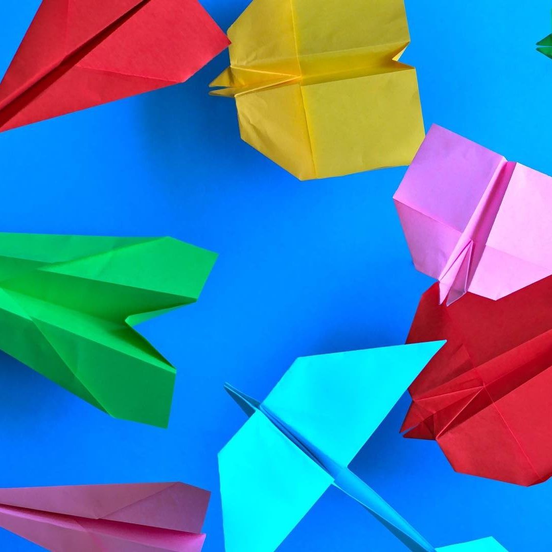 Se realizó un experimento para crear un avión de papel que volara la mayor distancia posible antes de desplomarse
