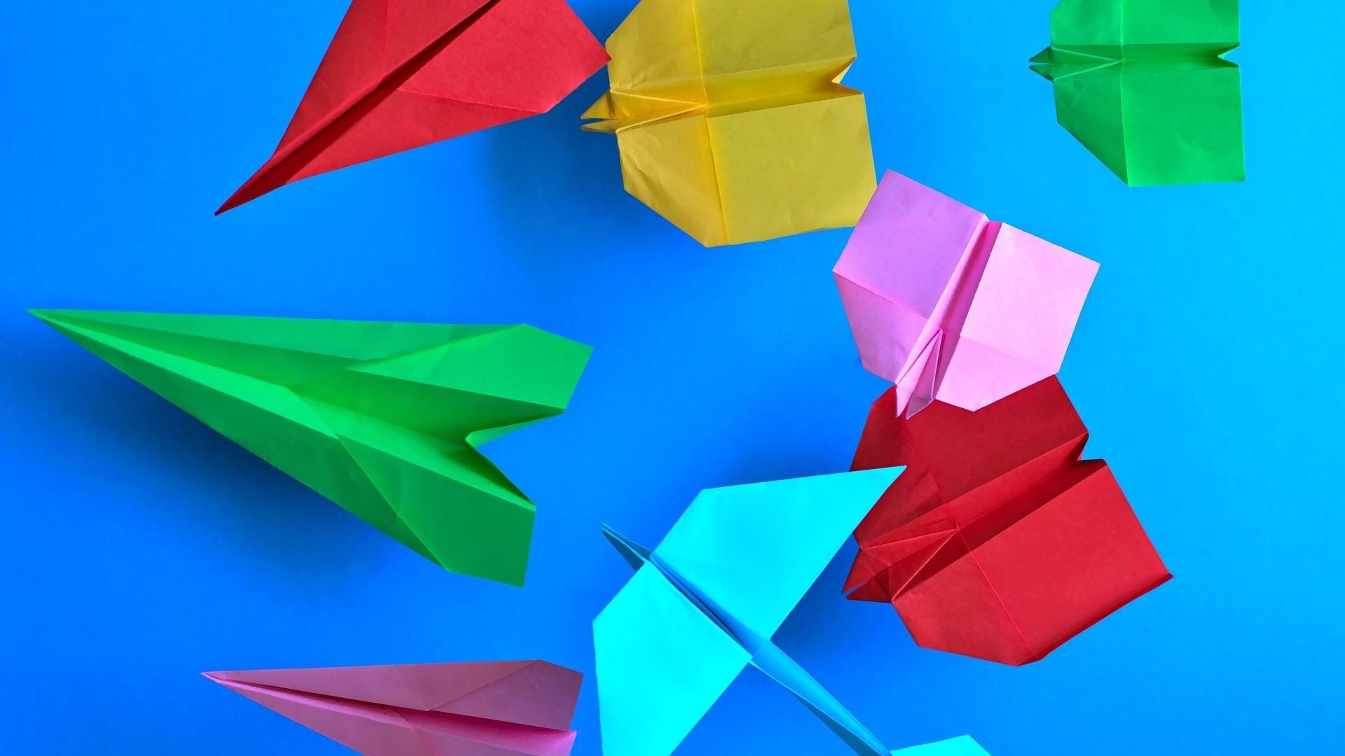 Se realizó un experimento para crear un avión de papel que volara la mayor distancia posible antes de desplomarse