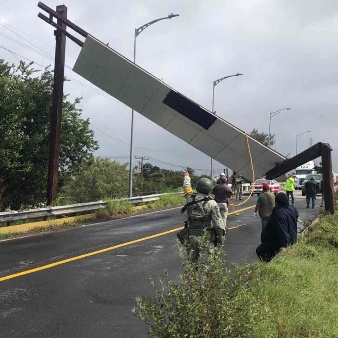 Cae Letrero en Carretera Costera del Golfo Puente Coatzacoalcos 1 Veracruz por Fuertes Rachas de Viento Frente Frío 27