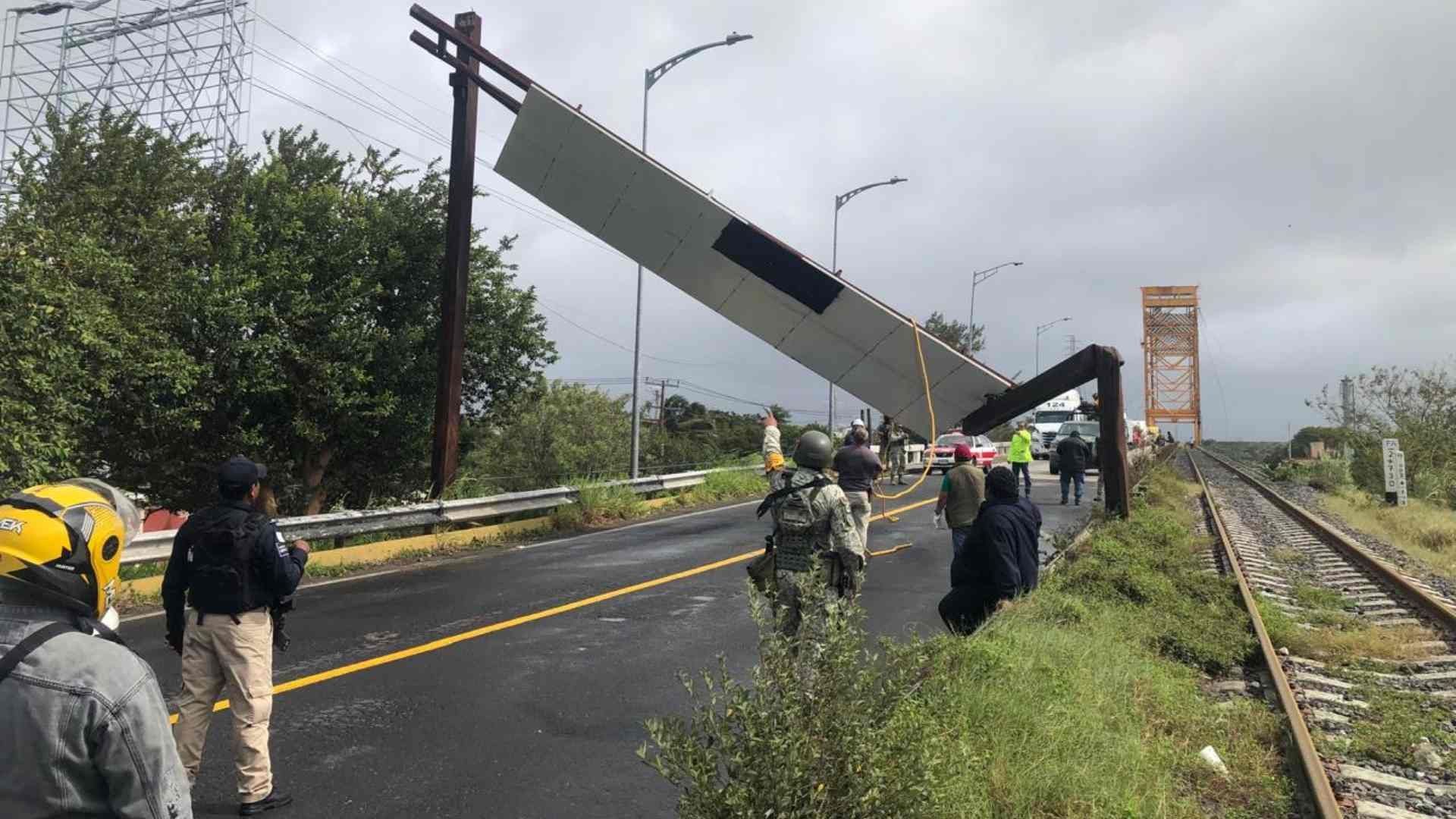 Cae Letrero en Carretera Costera del Golfo Puente Coatzacoalcos 1 Veracruz por Fuertes Rachas de Viento Frente Frío 27
