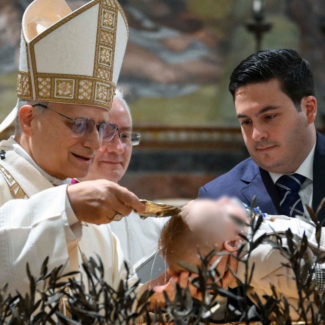 El Papa León XIV Bautiza a 20 Bebés en la Capilla Sixtina al Final de la Temporada Navideña.
