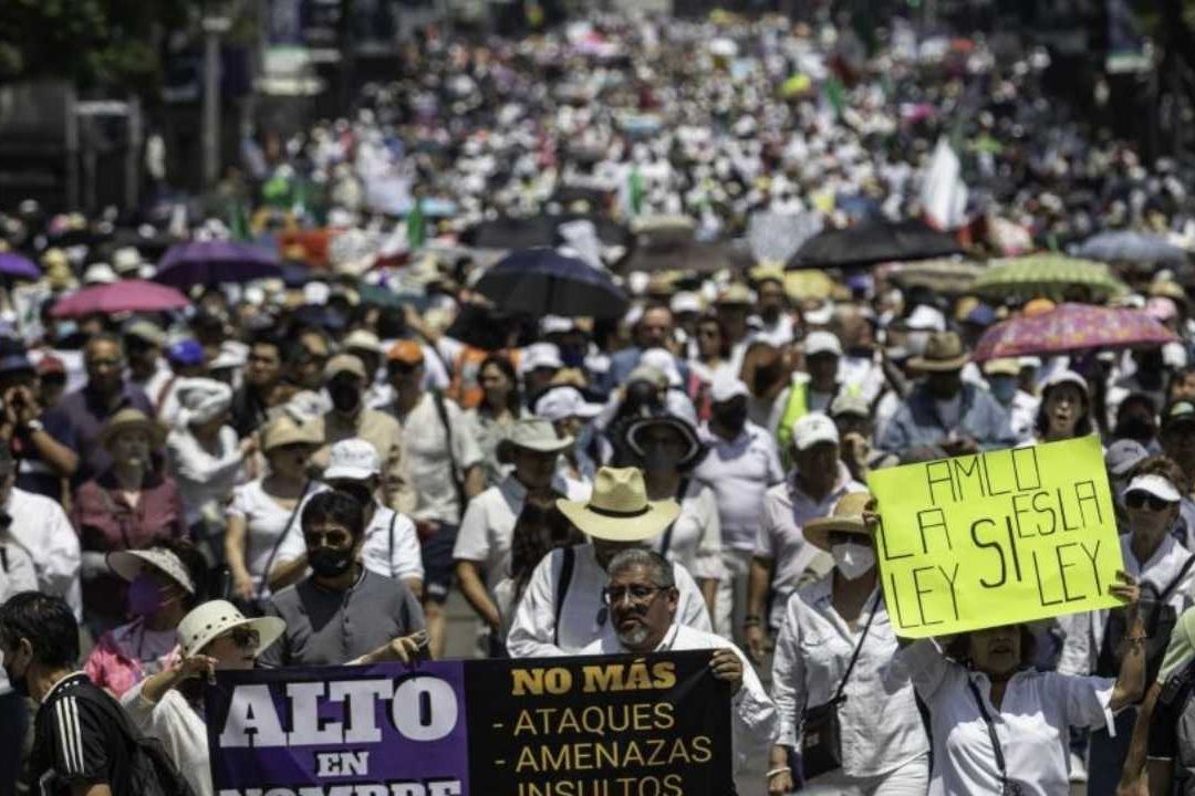 Los manifestantes, en su mayoría, se vistieron de color blanco.