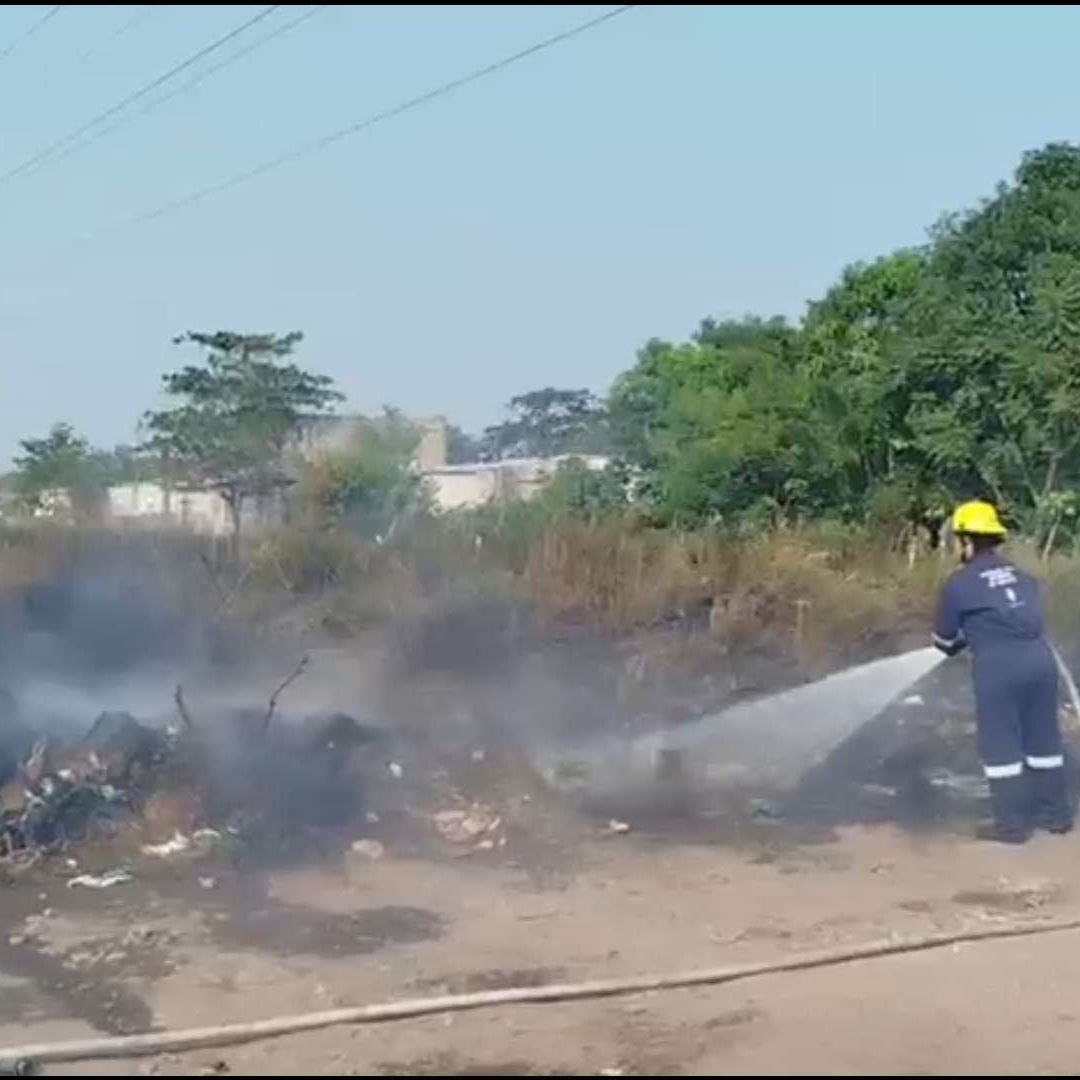 Incendio por Quema de Basura en Fraccionamiento Valle Alto del Puerto de Veracruz