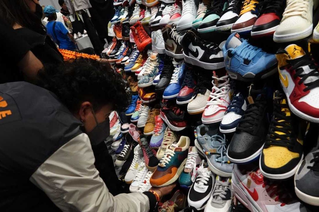 El tianguis nocturno ofrece tenis y zapatos de lujo a bajos precios