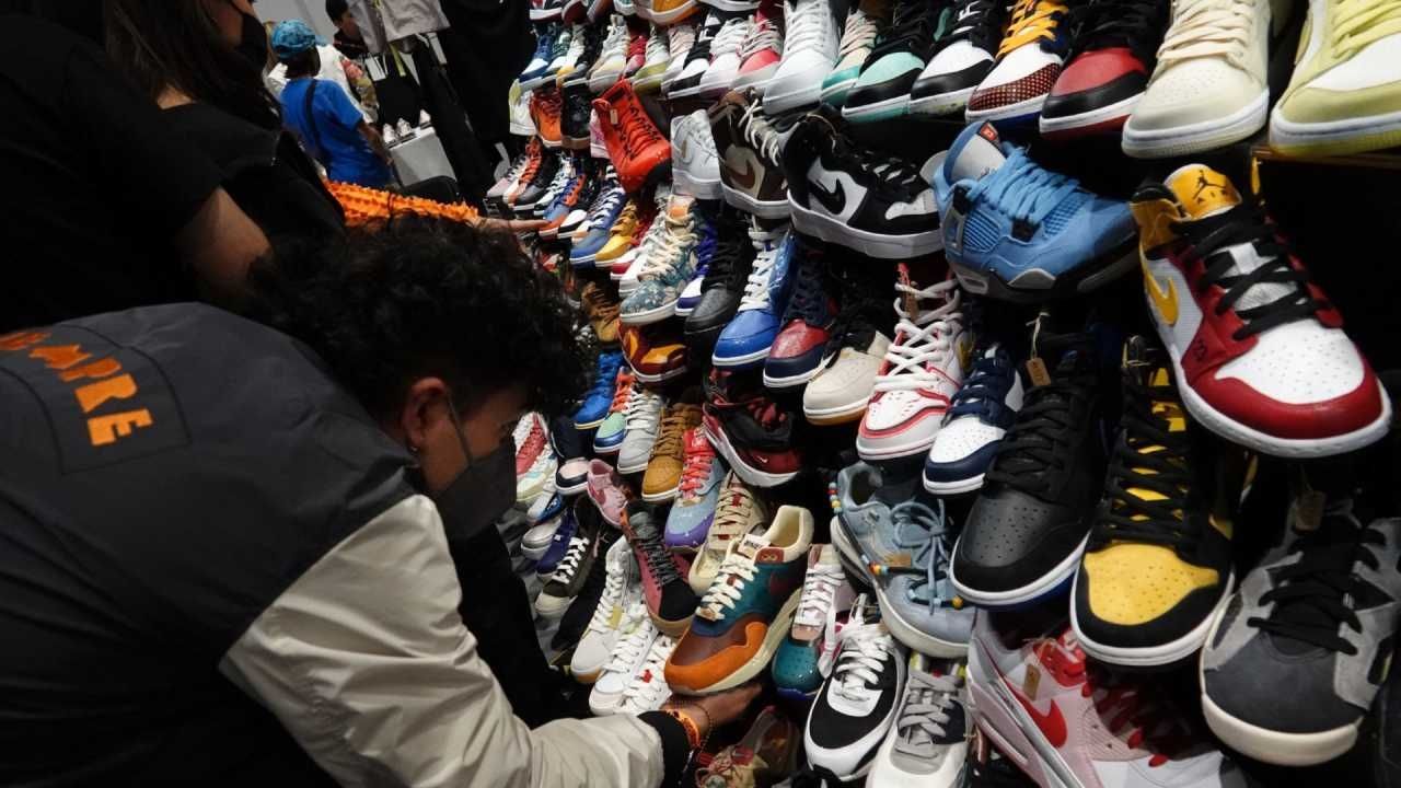 El tianguis nocturno ofrece tenis y zapatos de lujo a bajos precios