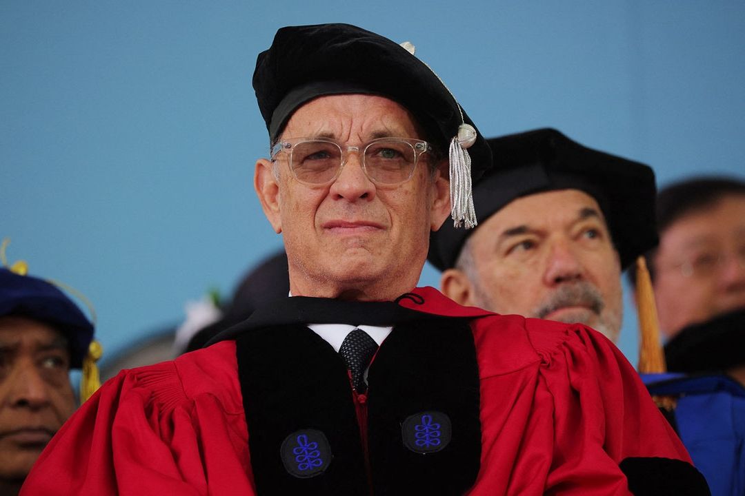 Tom Hanks llama a defender la verdad a los graduados de Harvard