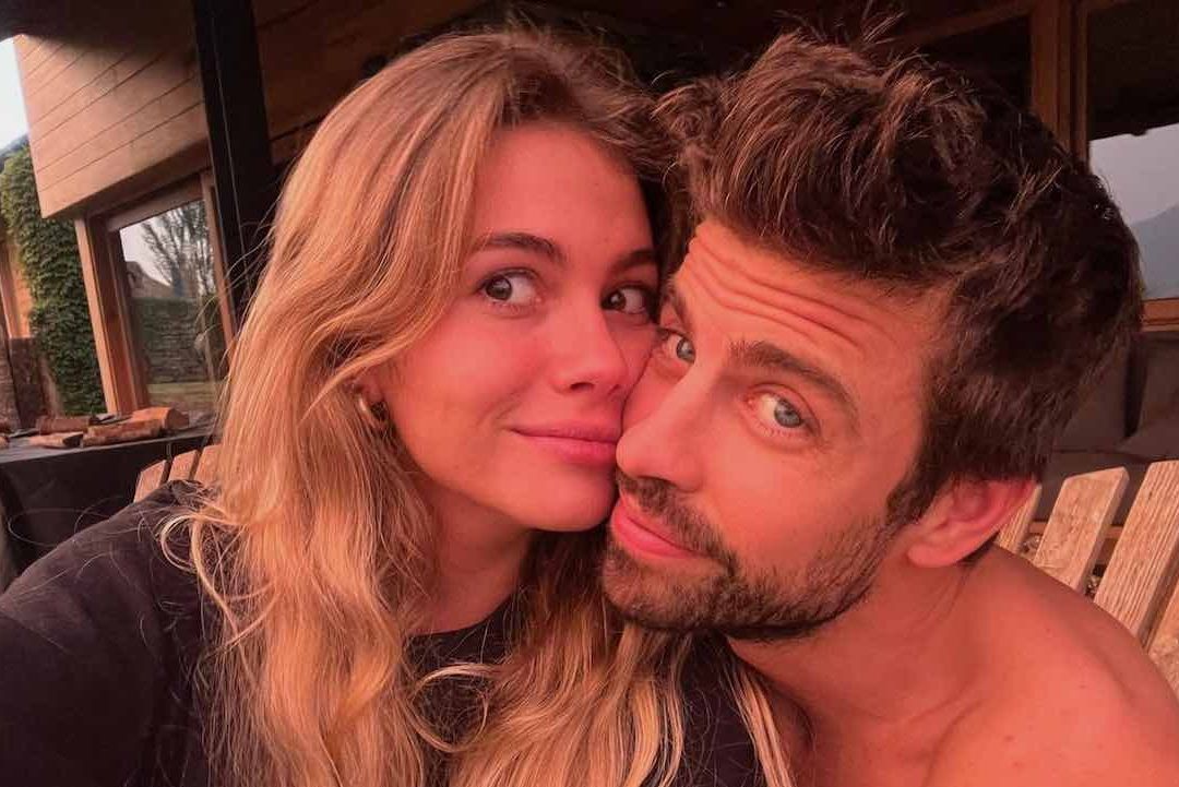 Piqué y Clara Chía posando juntos para la cámara
