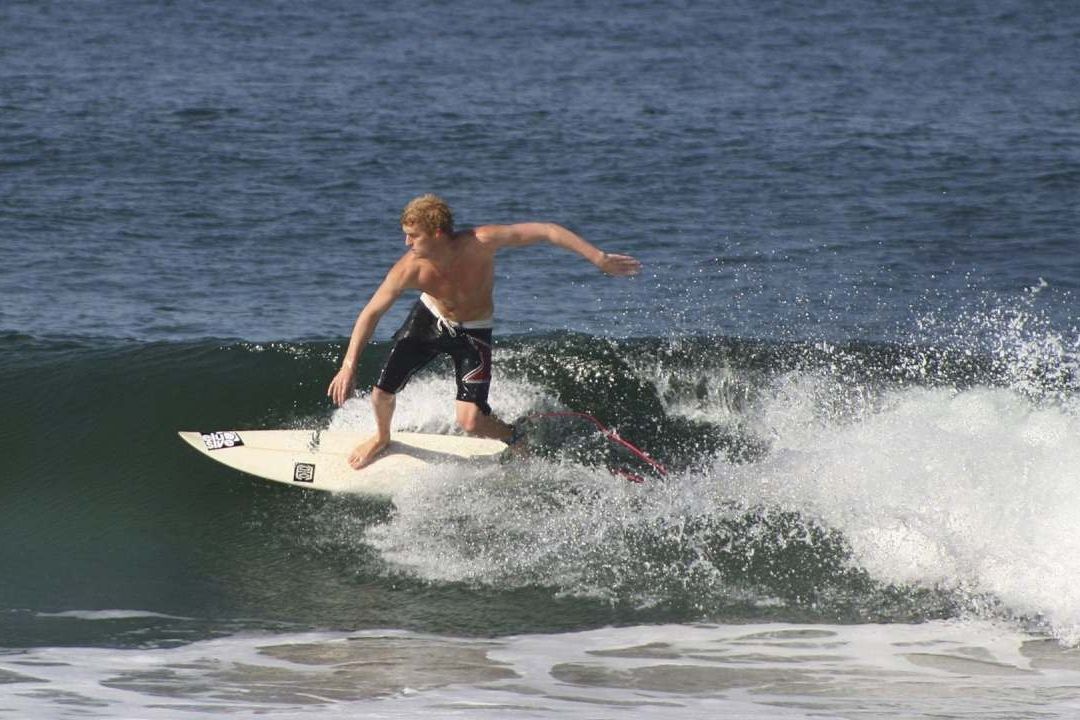 Surfistas en Oaxaca aprovechan olas del Mar de Fondo