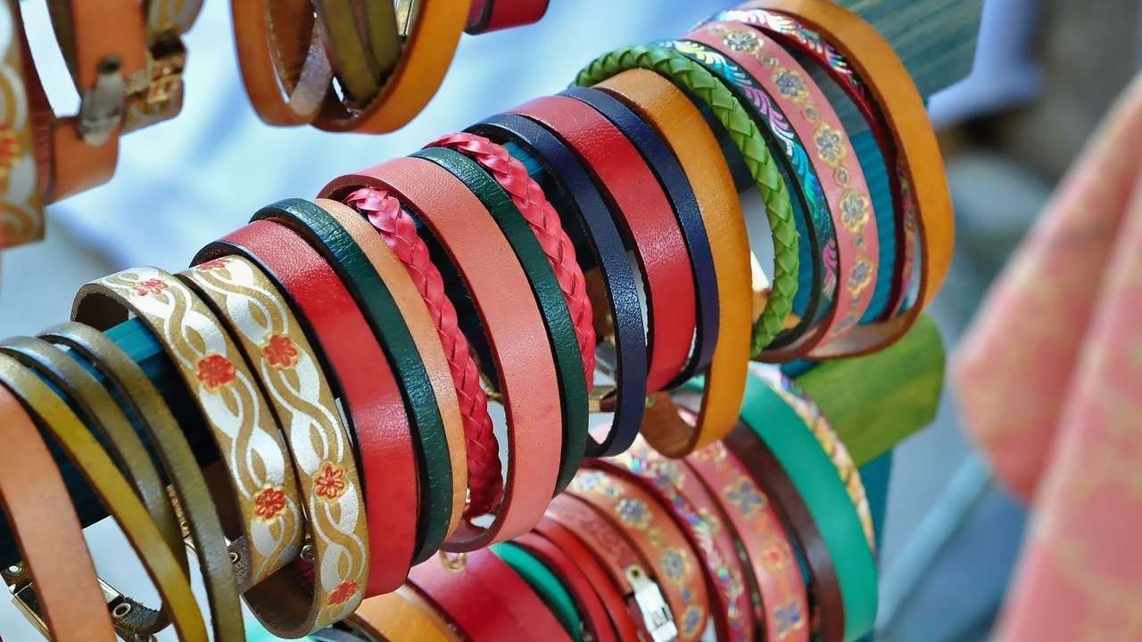 Pulseras de cuero exhibidas en una tienda