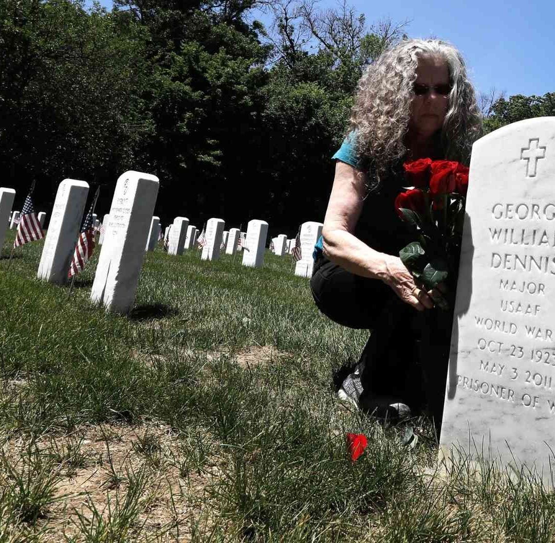 Este día, en los Estados Unidos se rinde homenaje a aquellos soldados miembros de las fuerzas armadas de EU que murieron en combate sirviendo a su país en las guerras.
