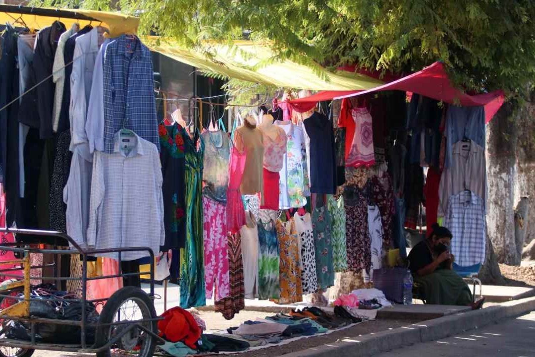 El tianguis de ropa de paca de "El salado" ofrece prendas desde 1 peso