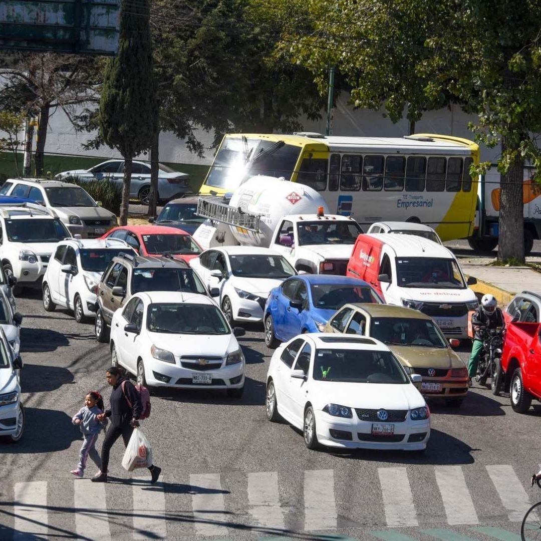 Qué carros sí circulan hoy 10 de enero 2026 lista de autos y placas exentas en CDMX y Edomex tras contingencia