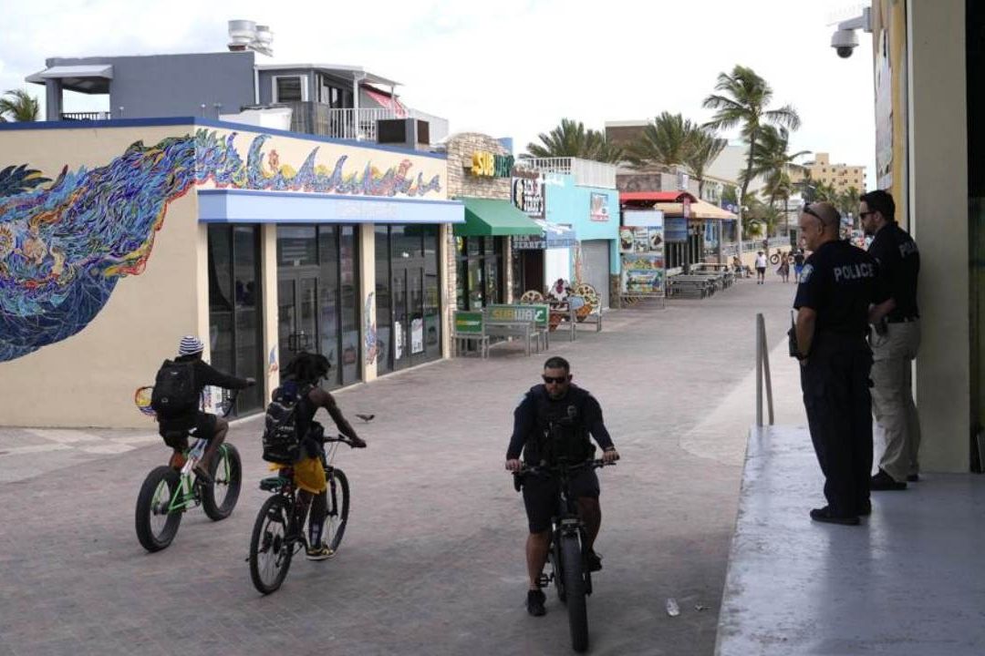 La policía de Hollywood patrulla cerca de la escena de un tiroteo en Hollywood, Florida