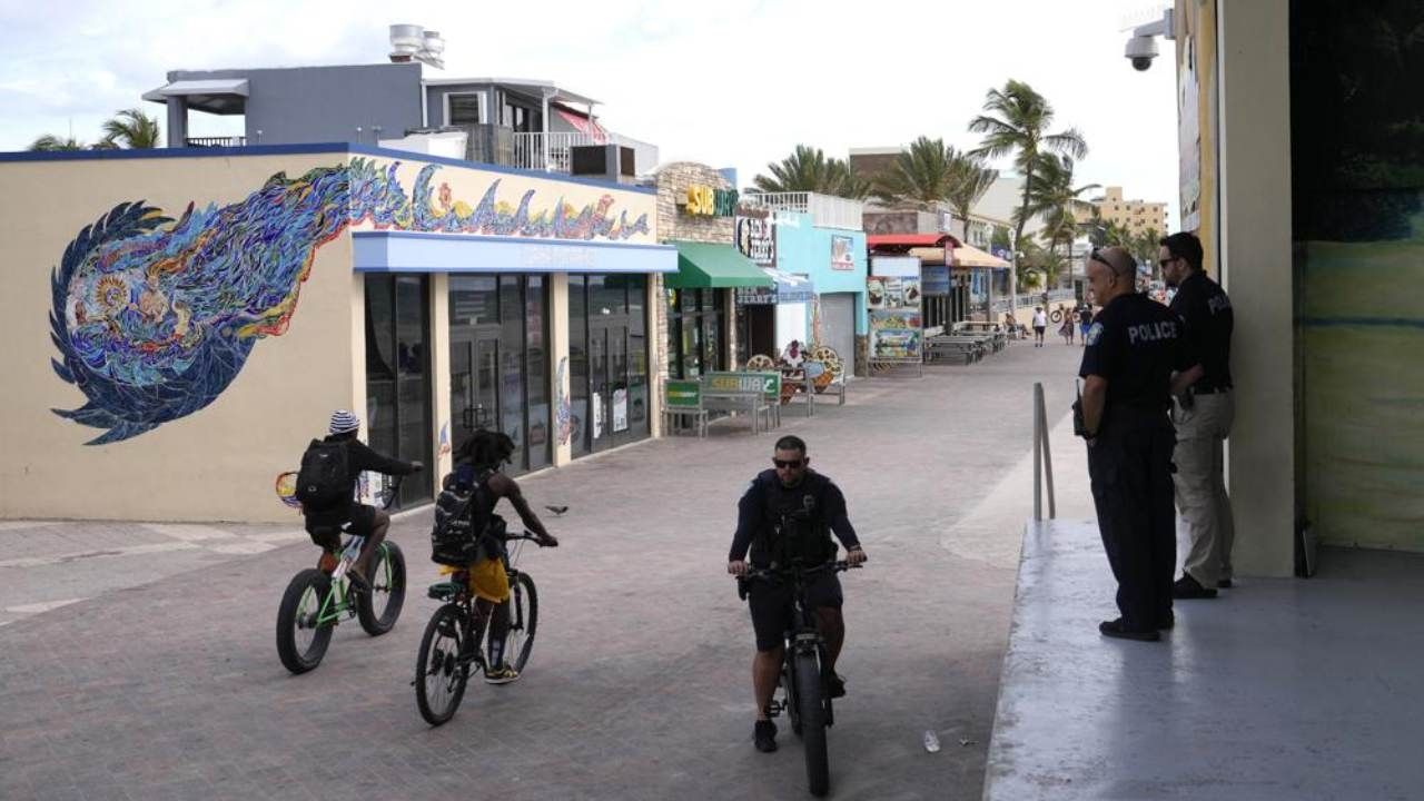La policía de Hollywood patrulla cerca de la escena de un tiroteo en Hollywood, Florida