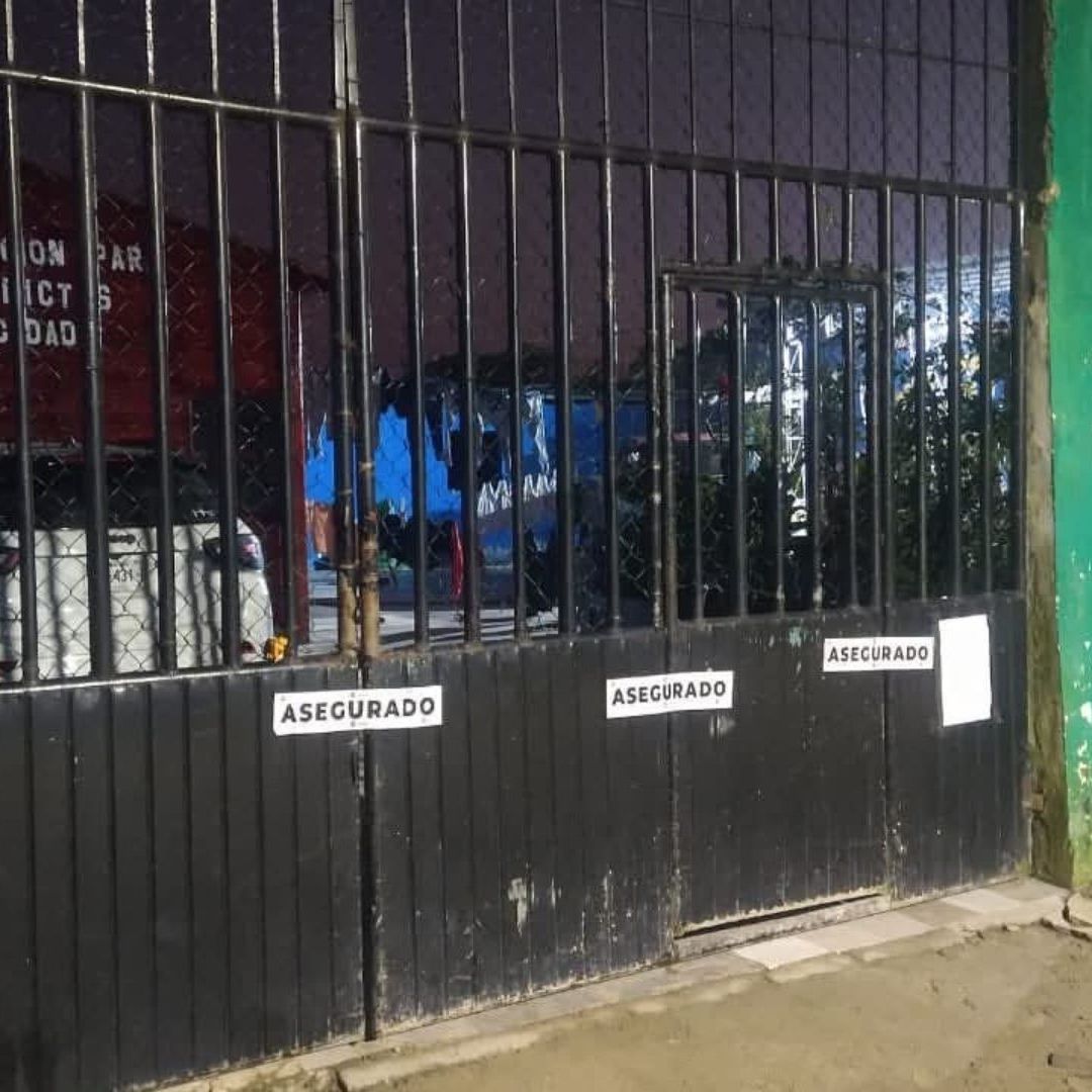 Fachada de inmueble asegurado presuntamente ocupado como centro de adiestramiento de la Delincuencia Organizada en el sur de Veracruz.