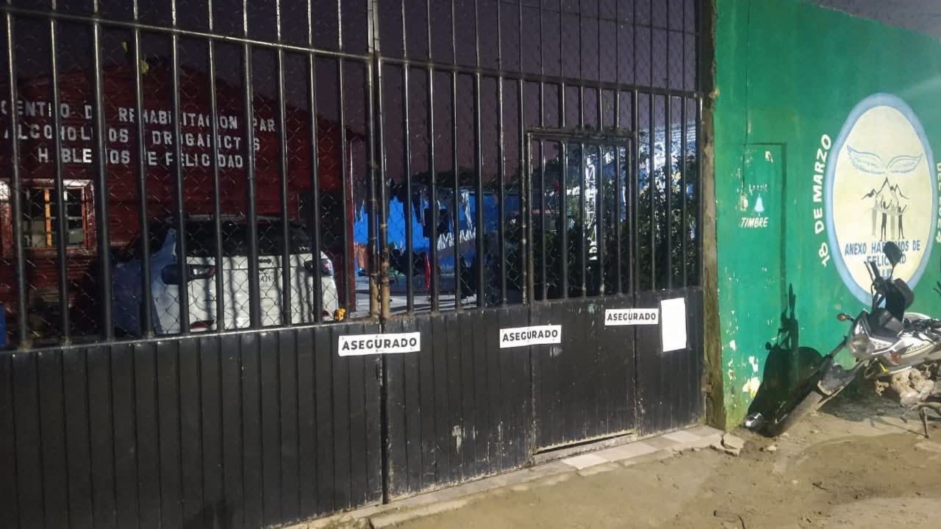 Fachada de inmueble asegurado presuntamente ocupado como centro de adiestramiento de la Delincuencia Organizada en el sur de Veracruz.