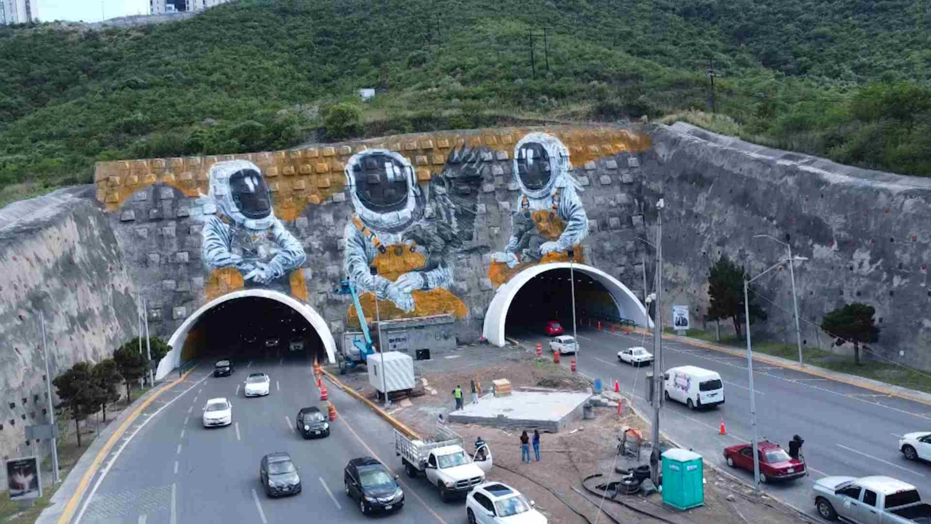 Los personajes del mural portan overoles con ornamentos propios de la cultura mexicana. Foto: N+