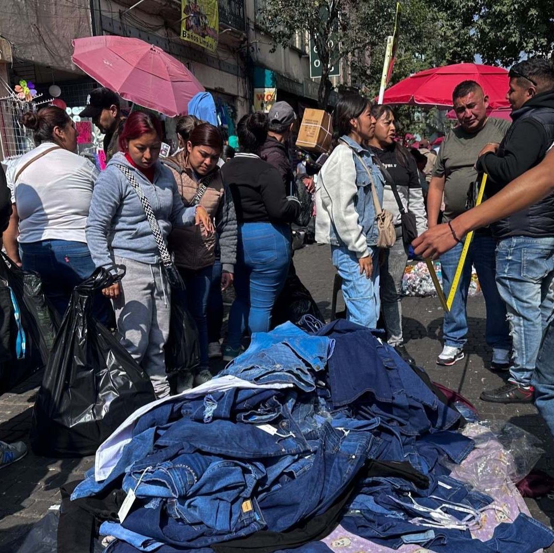 Varias personas comprando.
