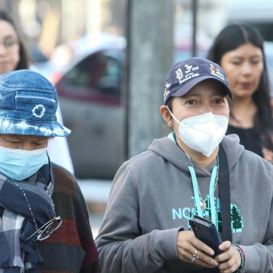 Personas se protegen del frío ante doble alerta en varias alcaldías de la Ciudad de México. Foto: Cuartoscuro