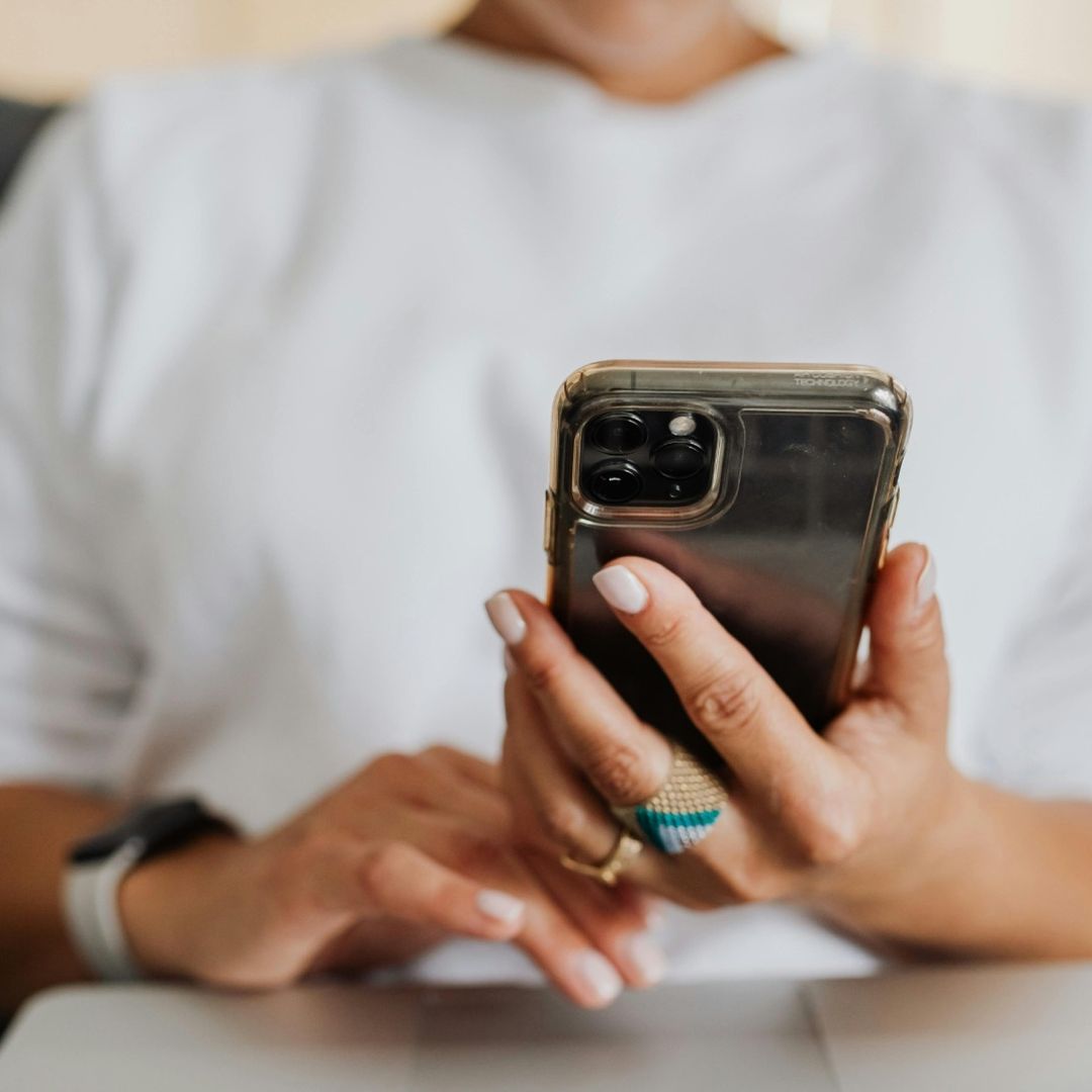 Mujer con celular en las manos