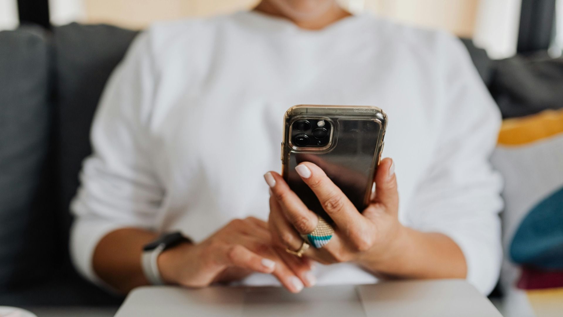 Mujer con celular en las manos