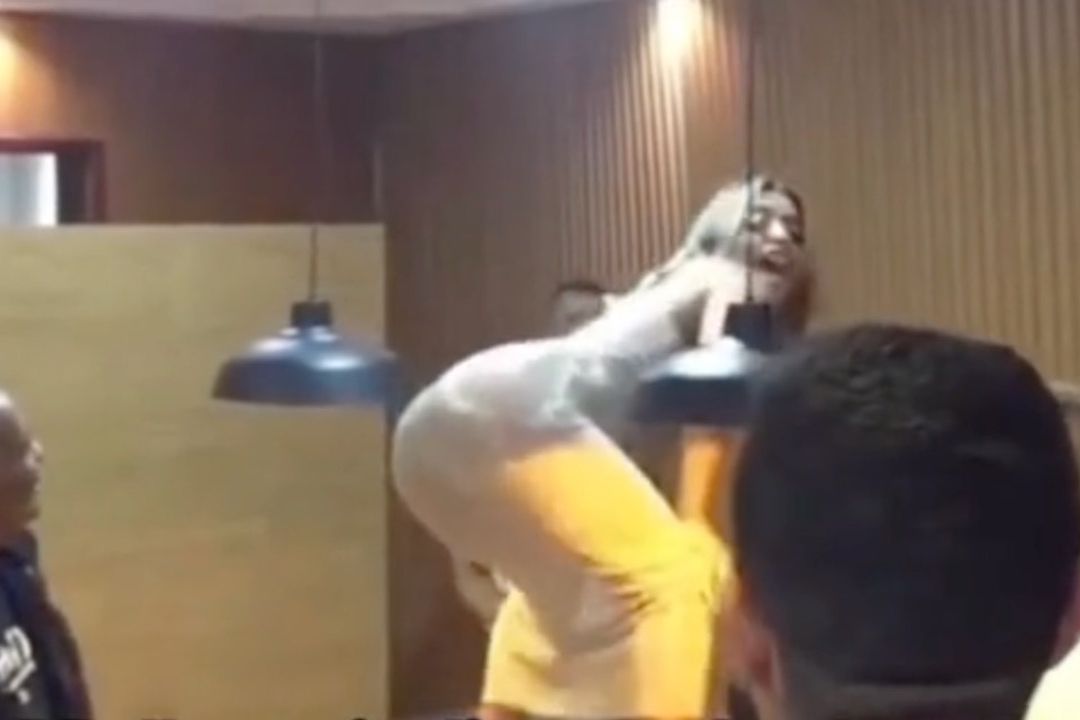 Mujer perrea sobre una mesa de billar