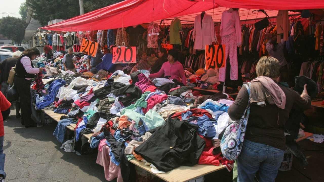 El tianguis de Tianguis de Paca de Pino Suárez se encuentra en el centro de la CDMX